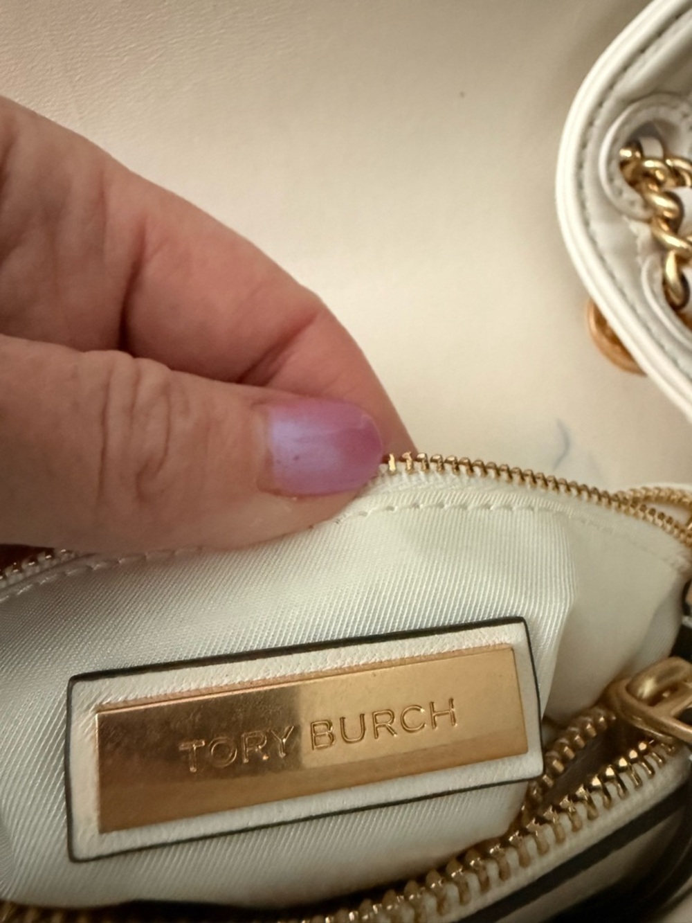 Tory Burch Quilted White Leather Shoulder Bag with Gold Chain - Picture 12 of 13